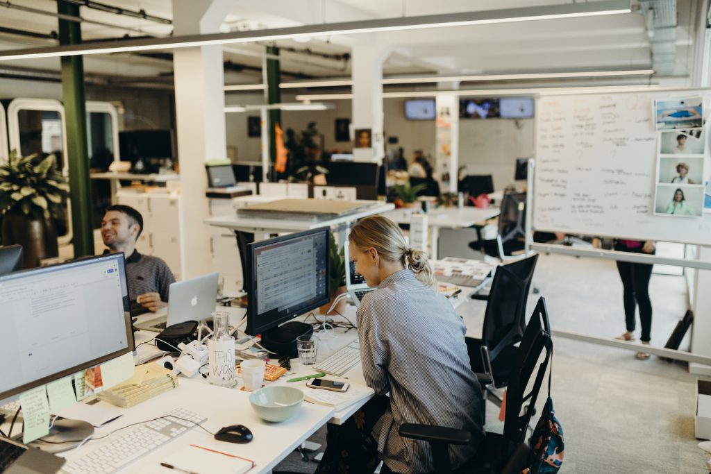 bureaux de wetransfers à Amsterdam où l'on voit des employés travailler