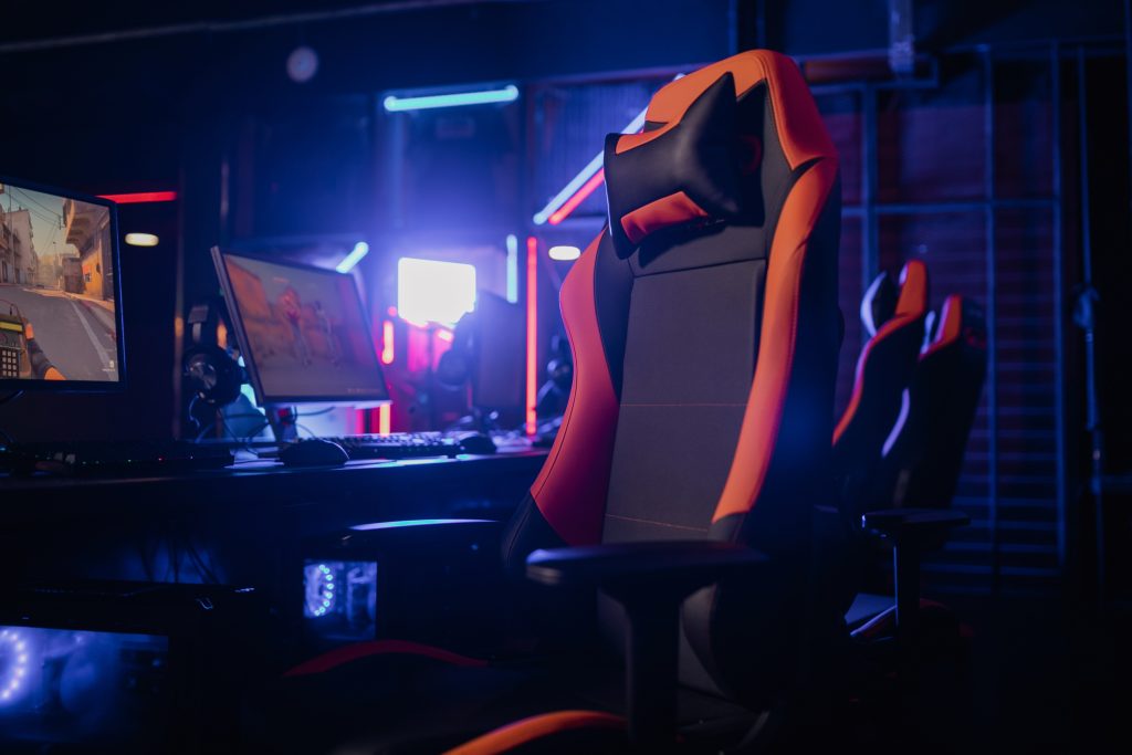 chaise gamer rouge et noir devant un pc de gaming