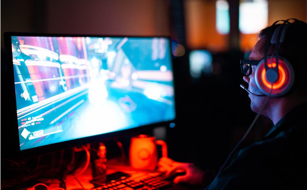 Un gamer jouant à un jeu sur son écran PC gaming