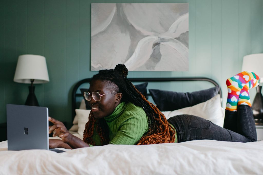 Jeune femme qui regarde une émission de TF1 sur son ordinateur 